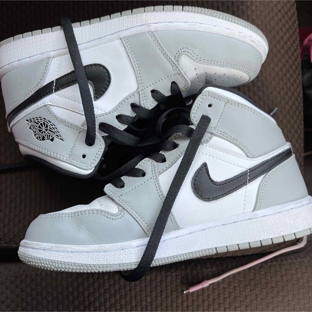 Jordan Brand（NIKE）(ジョーダン)のAIR JORDAN 1 MID GS LIGHT SMOKE GREY レディースの靴/シューズ(スニーカー)の商品写真