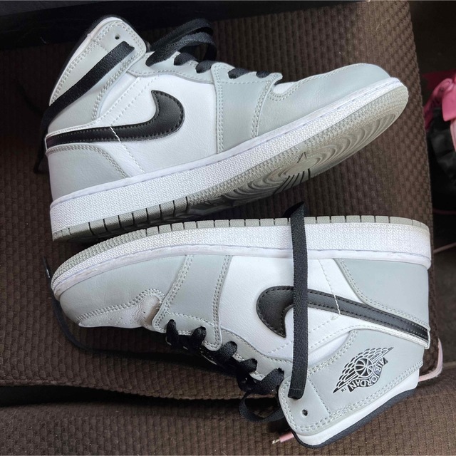 Jordan Brand（NIKE）(ジョーダン)のAIR JORDAN 1 MID GS LIGHT SMOKE GREY レディースの靴/シューズ(スニーカー)の商品写真