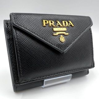 プラダ(PRADA)の【極美品】プラダ 三つ折り財布 サフィアーノレザー ブラック ゴールド金具(財布)