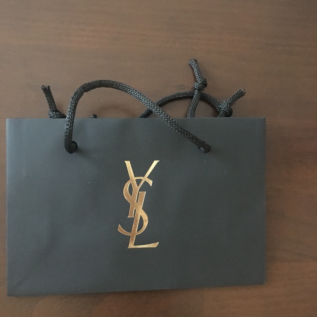 Yves Saint Laurent(イヴサンローラン)のイヴ・サンローラン　ショッパー　紙袋　ショップ袋 レディースのバッグ(ショップ袋)の商品写真
