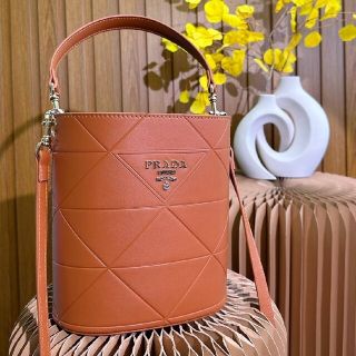 プラダ バンダナ/スカーフ(レディース)の通販 62点 | PRADAの プラダ バンダナ/スカーフ(レディース)の通販 62点 | PRADAの