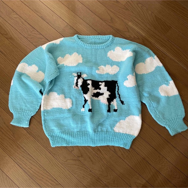 牛　ウシ　雲　セーター