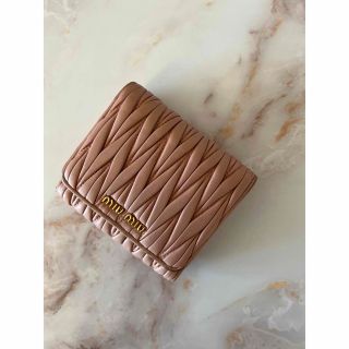 ミュウミュウ(miumiu)の【ギャンティーカード有】miumiu マテラッセ　三つ折り財布(財布)