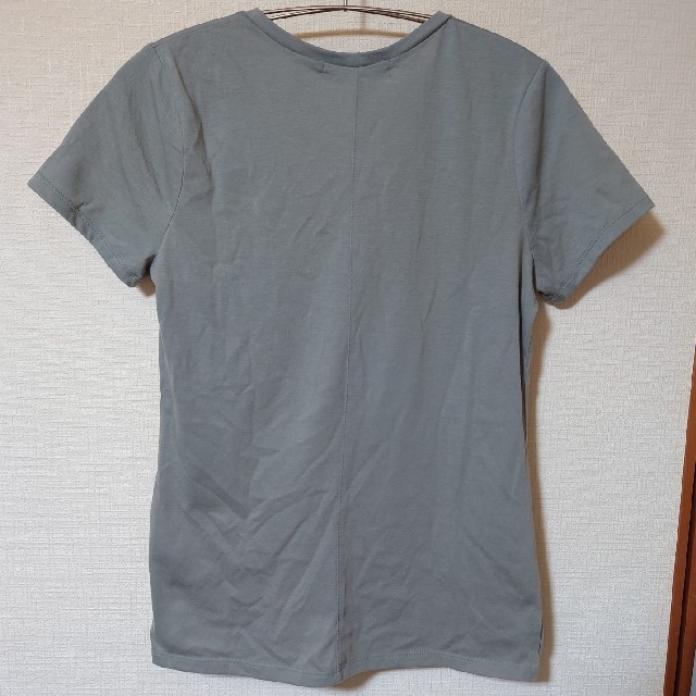 AZUL by moussy(アズールバイマウジー)のAZUL basic　Vネック　Tシャツ　カーキ レディースのトップス(Tシャツ(半袖/袖なし))の商品写真