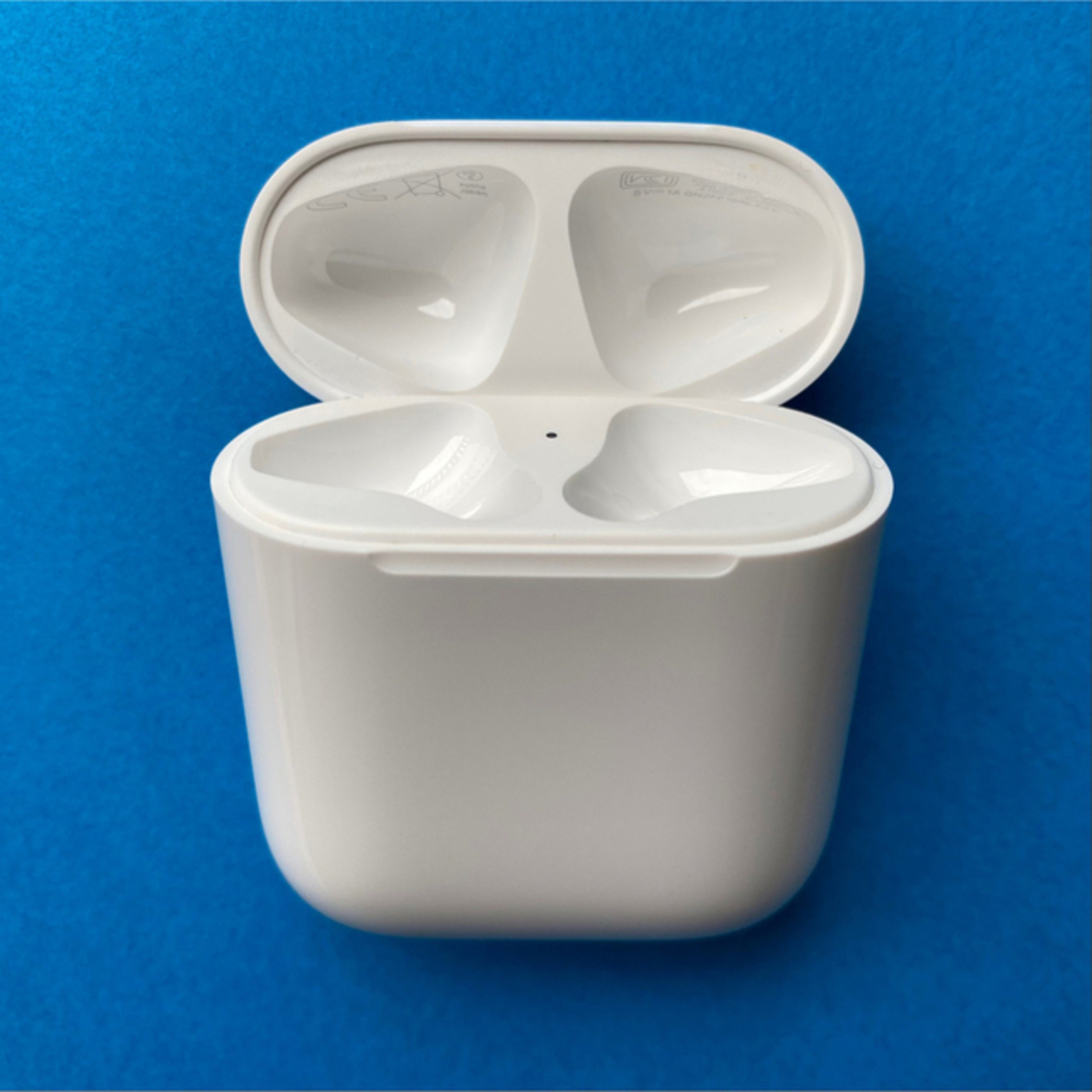 Apple(アップル)の《AirPods  充電ケースのみ》純正　第一世代　充電器　エアーポッズ スマホ/家電/カメラのオーディオ機器(ヘッドフォン/イヤフォン)の商品写真