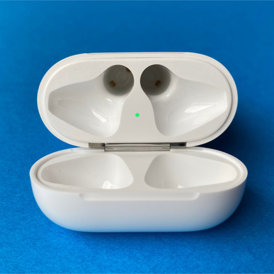 Apple(アップル)の《AirPods  充電ケースのみ》純正　第一世代　充電器　エアーポッズ スマホ/家電/カメラのオーディオ機器(ヘッドフォン/イヤフォン)の商品写真