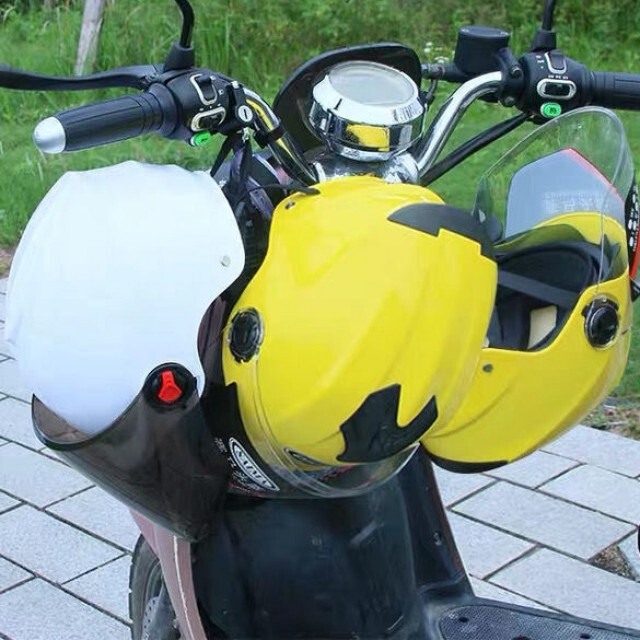 ヘルメットロックホルダー バイク 盗難防止 汎用 キーロック 鍵 自転車　クロス 自動車/バイクのバイク(その他)の商品写真