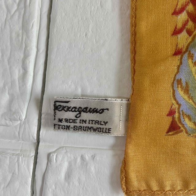 Salvatore Ferragamo(サルヴァトーレフェラガモ)のフェラガモ　豹柄　イエロー　ハンカチ レディースのファッション小物(ハンカチ)の商品写真