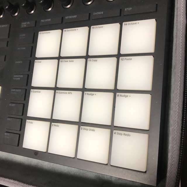 Native Instruments MASCHINE MK3 ガイドブック付き 楽器のDTM/DAW(MIDIコントローラー)の商品写真