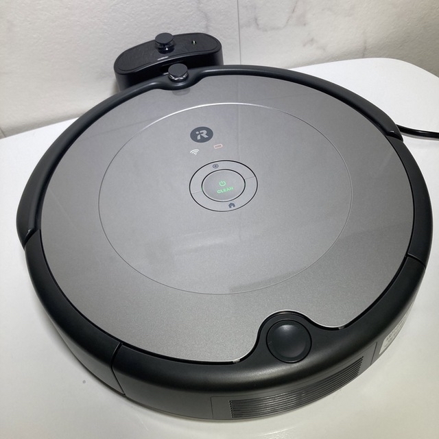 iRobot(アイロボット)のiRobot ルンバ694 使用回数15回の美品！　予備フィルター、エッジブラシ スマホ/家電/カメラの生活家電(掃除機)の商品写真