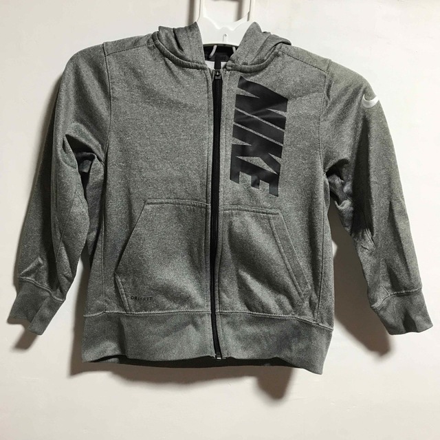 NIKE(ナイキ)のNIKE パーカー　上着　キッズ　140 グレー キッズ/ベビー/マタニティのキッズ服男の子用(90cm~)(ジャケット/上着)の商品写真