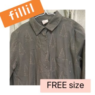 フィリル(Fillil)の美品✨　fillil 森林柄　ブラウス　グリーン(シャツ/ブラウス(長袖/七分))