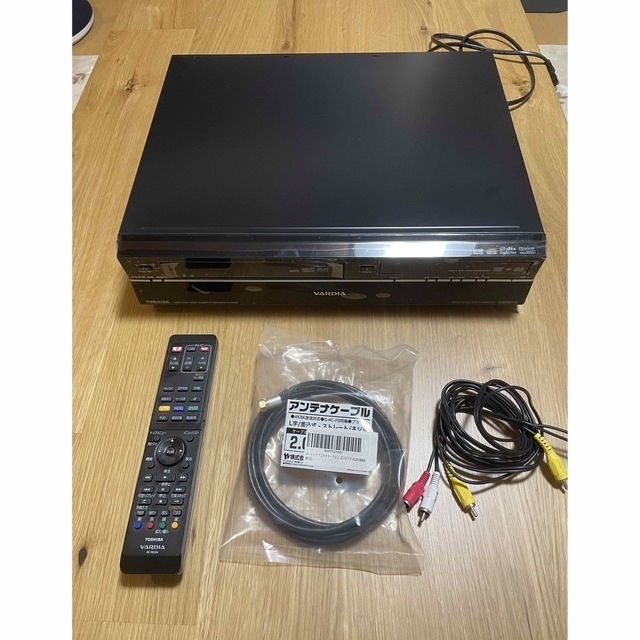 東芝(トウシバ)の【稀少品】東芝 VARDIA VHS&DVD一体型レコーダー スマホ/家電/カメラのテレビ/映像機器(DVDレコーダー)の商品写真