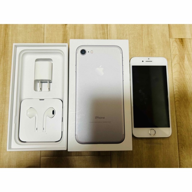 iPhone(アイフォーン)のiPhone7 32GBシルバー SoftBank（SIMロック解除済）ほぼ新品 スマホ/家電/カメラのスマートフォン/携帯電話(スマートフォン本体)の商品写真