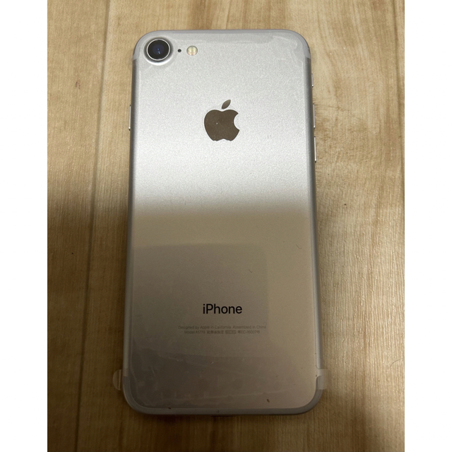 iPhone(アイフォーン)のiPhone7 32GBシルバー SoftBank（SIMロック解除済）ほぼ新品 スマホ/家電/カメラのスマートフォン/携帯電話(スマートフォン本体)の商品写真