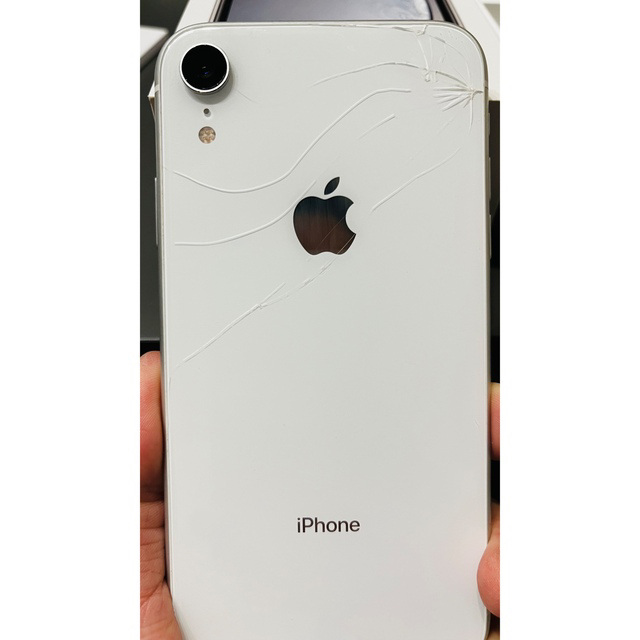iPhone(アイフォーン)のiPhone XR 64GB 白 SIMフリー　背面ひび割れあり スマホ/家電/カメラのスマートフォン/携帯電話(スマートフォン本体)の商品写真