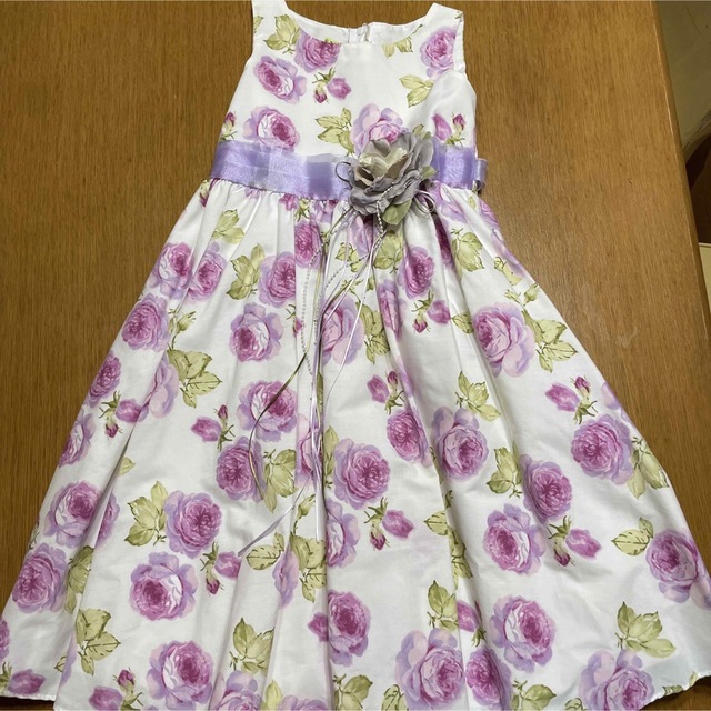 パープルドレス　ローズ柄　薔薇柄　７-8歳　120から130 キッズ/ベビー/マタニティのキッズ服女の子用(90cm~)(ドレス/フォーマル)の商品写真