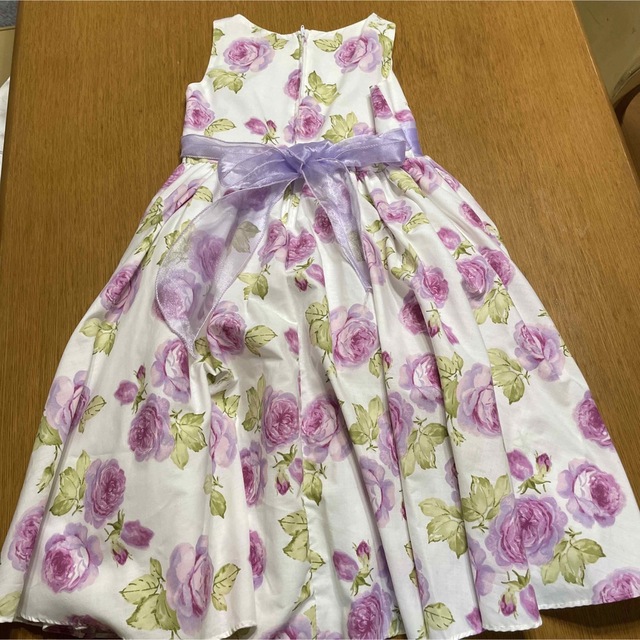 パープルドレス　ローズ柄　薔薇柄　７-8歳　120から130 キッズ/ベビー/マタニティのキッズ服女の子用(90cm~)(ドレス/フォーマル)の商品写真