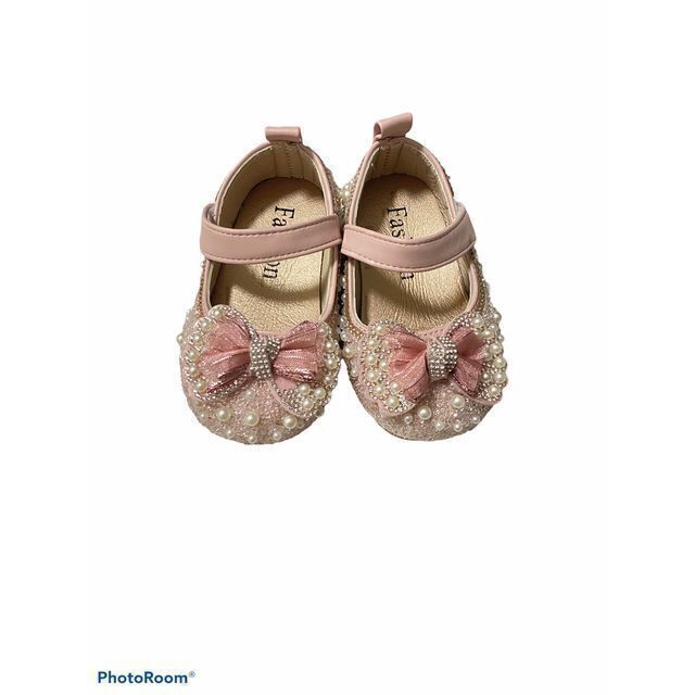 キラキラパンプス 13.5 パール リボン ピンク フォーマル 結婚式 フラット キッズ/ベビー/マタニティのキッズ靴/シューズ(15cm~)(フォーマルシューズ)の商品写真