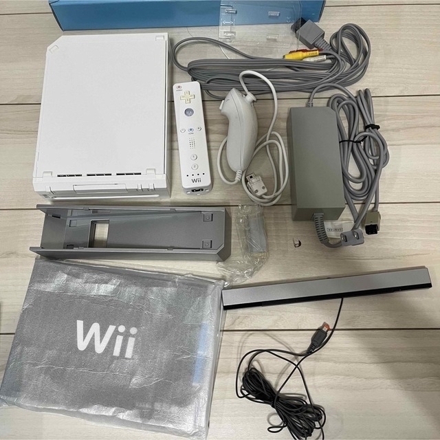 Wii(ウィー)の美品 Wii 本体 箱あり　説明書あり  エンタメ/ホビーのゲームソフト/ゲーム機本体(家庭用ゲーム機本体)の商品写真