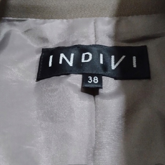 INDIVI(インディヴィ)のINDIVl カーキジャケット レディースのジャケット/アウター(ノーカラージャケット)の商品写真