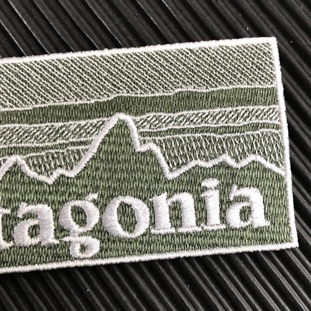 patagonia(パタゴニア)のPATAGONIA フィッツロイ カーキ モノクロ柄 アイロンワッペン -N ハンドメイドの素材/材料(各種パーツ)の商品写真