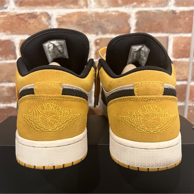 NIKE(ナイキ)のNIKE AIR JORDAN 1 LOW UNIVERSITY GOLD  メンズの靴/シューズ(スニーカー)の商品写真