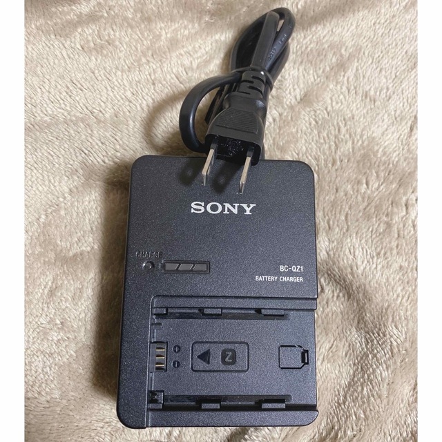 SONY(ソニー)のSONY BC-QZ1 充電器 バッテリーチャージャー スマホ/家電/カメラのカメラ(その他)の商品写真