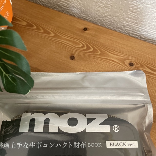 moz(モズ)の【moz】整理上手な牛革コンパクトサイフBOOK BLACK version メンズのファッション小物(折り財布)の商品写真