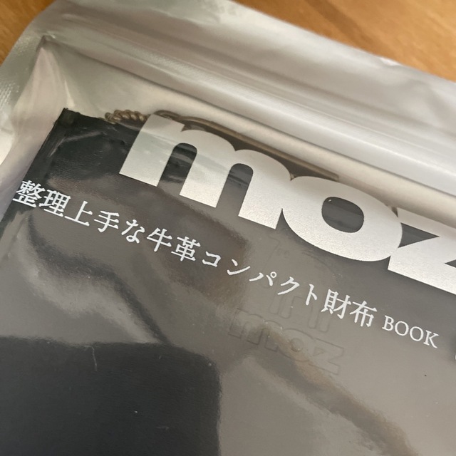 moz(モズ)の【moz】整理上手な牛革コンパクトサイフBOOK BLACK version メンズのファッション小物(折り財布)の商品写真