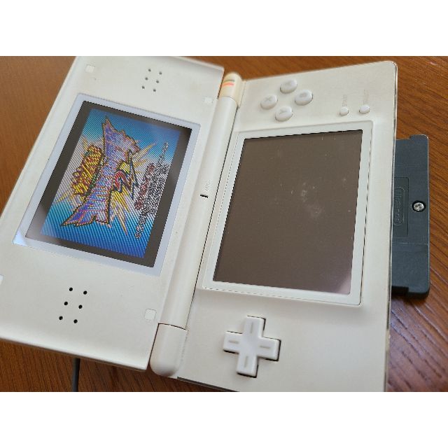 ニンテンドーDS(ニンテンドーDS)のNintendo DS Lite クリスタルホワイト【ジャンク扱い・付属品無し】 エンタメ/ホビーのゲームソフト/ゲーム機本体(携帯用ゲーム機本体)の商品写真