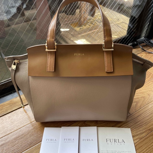 Furla ベージュハンドバッグ