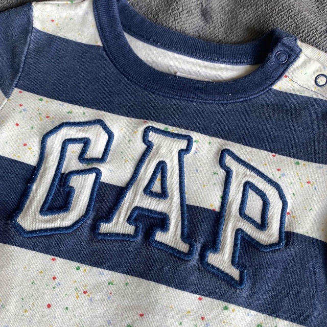 babyGAP(ベビーギャップ)のGAP ベビー　6-12ヶ月　ボーダー　ロゴ　ロンパース　70cm キッズ/ベビー/マタニティのベビー服(~85cm)(ロンパース)の商品写真