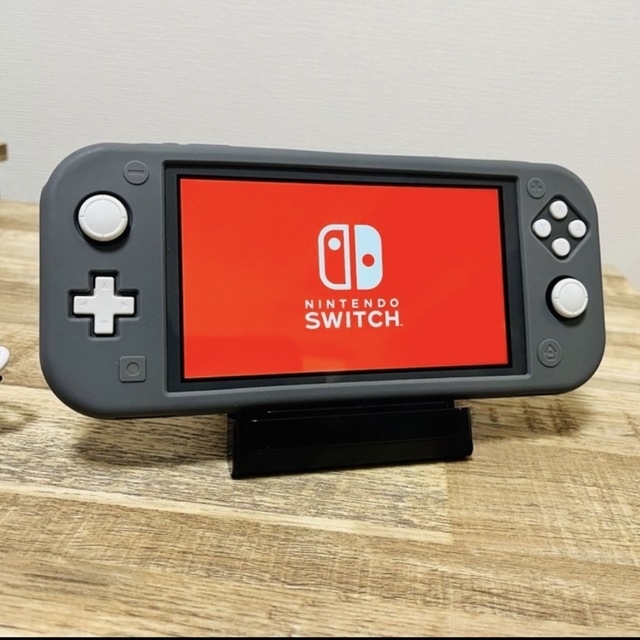 任天堂(ニンテンドウ)のNintendo Switch Light スイッチライト　グレー　あつ森 エンタメ/ホビーのゲームソフト/ゲーム機本体(携帯用ゲーム機本体)の商品写真