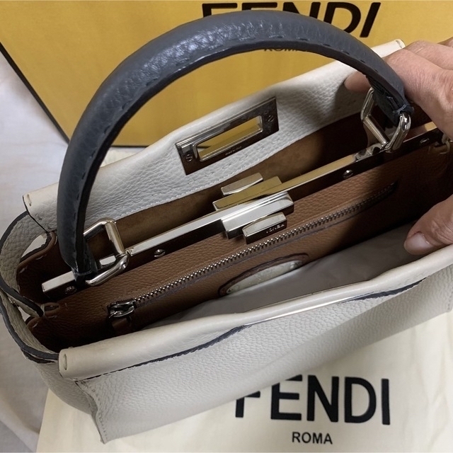 FENDI(フェンディ)のFENDI フェンディ ピーカブー レギュラー ミディアム セレリア レディースのバッグ(ハンドバッグ)の商品写真
