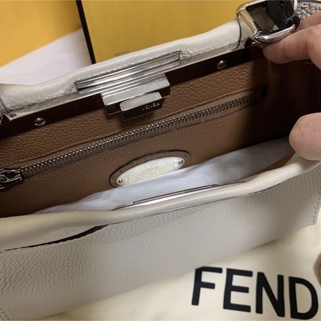 FENDI(フェンディ)のFENDI フェンディ ピーカブー レギュラー ミディアム セレリア レディースのバッグ(ハンドバッグ)の商品写真