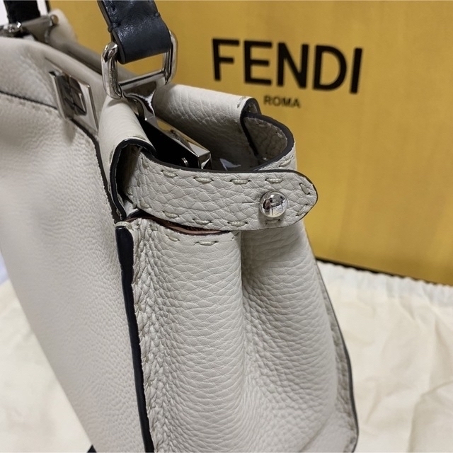 FENDI(フェンディ)のFENDI フェンディ ピーカブー レギュラー ミディアム セレリア レディースのバッグ(ハンドバッグ)の商品写真