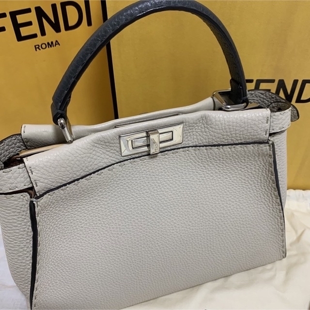 FENDI(フェンディ)のFENDI フェンディ ピーカブー レギュラー ミディアム セレリア レディースのバッグ(ハンドバッグ)の商品写真