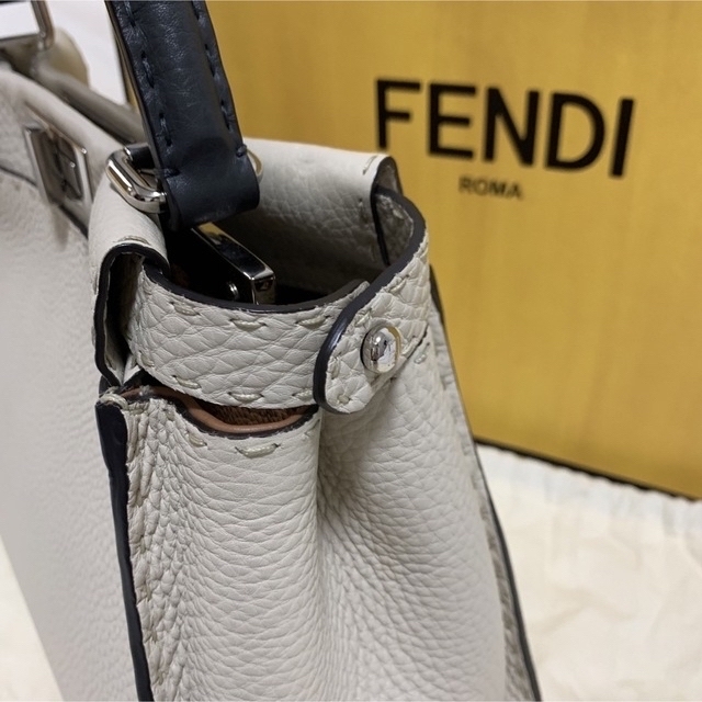 FENDI(フェンディ)のFENDI フェンディ ピーカブー レギュラー ミディアム セレリア レディースのバッグ(ハンドバッグ)の商品写真