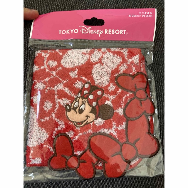 Disney(ディズニー)の新品　ディズニーリゾート　ミニーちゃん　ミニタオル　赤 レディースのファッション小物(ハンカチ)の商品写真