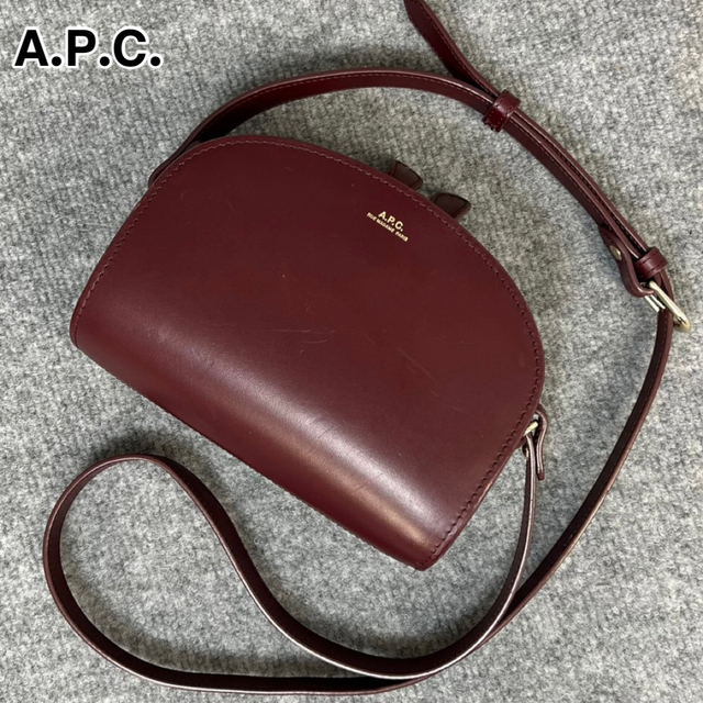 A.P.C(アーペーセー)の23S130 A.P.C. アーペーセー ショルダーバッグ APC ハーフムーン レディースのバッグ(ショルダーバッグ)の商品写真