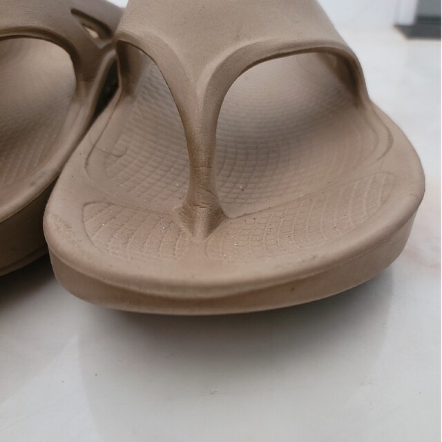 OOFOS(ウーフォス)のOOFOSレディースサンダルW6トープ中古2022年モデル レディースの靴/シューズ(サンダル)の商品写真