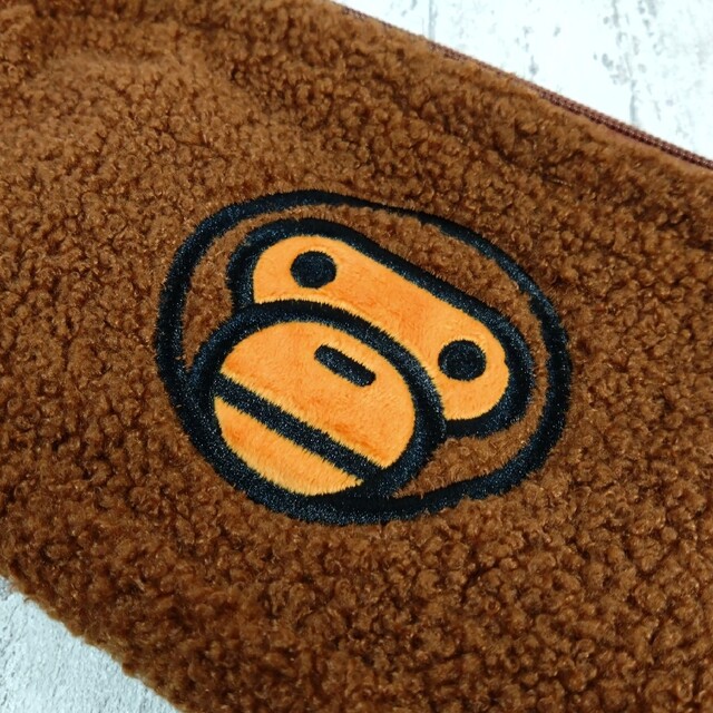 A BATHING APE(アベイシングエイプ)の新品・未使用☆A BATHING APE もこもこマイロポーチ レディースのファッション小物(ポーチ)の商品写真