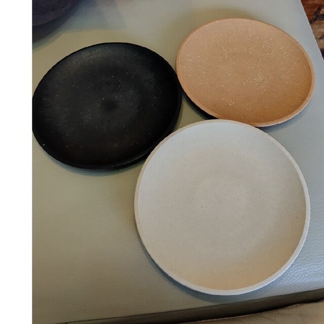 HABA(ハーバー)のファンケル木粉のプレートセット3枚新品直径16cm インテリア/住まい/日用品のキッチン/食器(食器)の商品写真