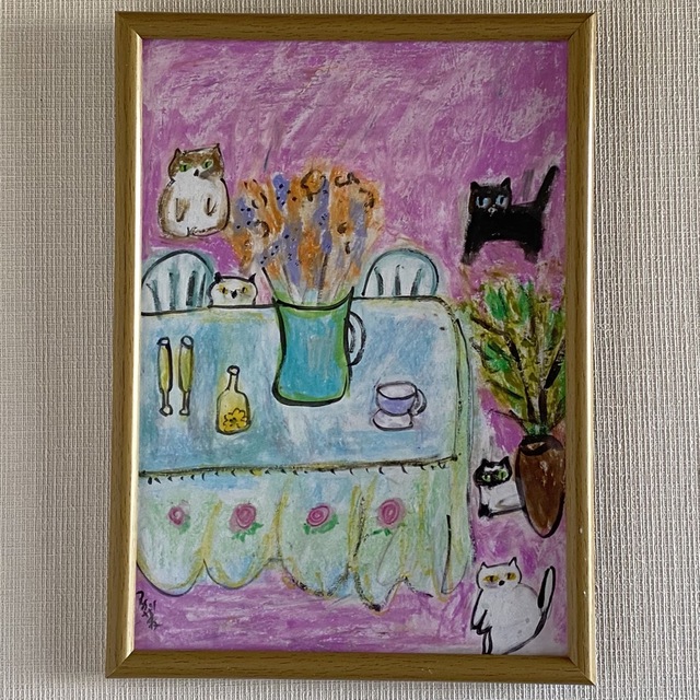新しく着き 絵画 。手描き【猫たちはテーブルの周りで花瓶の中のきれいな花を見ている】 絵画/タペストリー
