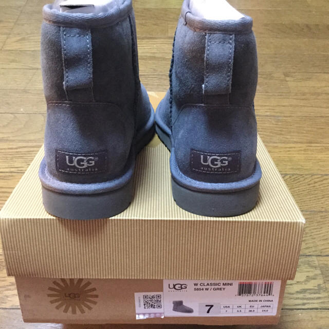 UGG(アグ)の新品❤️正規品 アグ オーストラリア クラシック ミニ ブーツ 24cm レディースの靴/シューズ(ブーツ)の商品写真