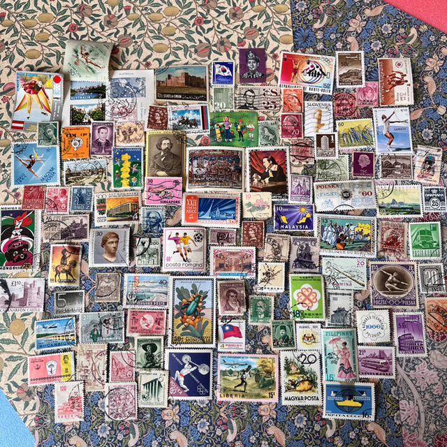 D 海外 切手 100枚前後 コラージュ  エンタメ/ホビーのコレクション(使用済み切手/官製はがき)の商品写真