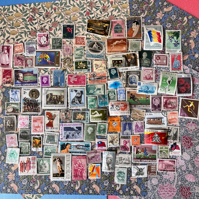 E 海外 切手 100枚前後 コラージュ エンタメ/ホビーのコレクション(使用済み切手/官製はがき)の商品写真