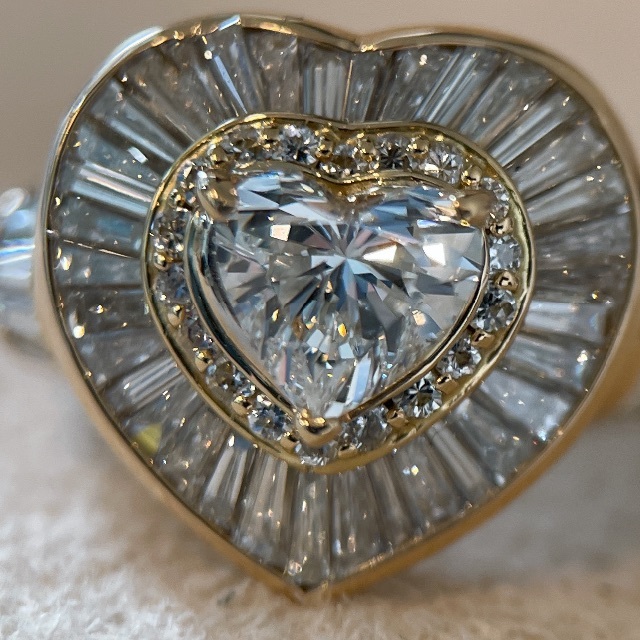 K18 ハートシェイプ ダイヤモンド 1.079ct トータル約 3ct リング | フリマアプリ ラクマ