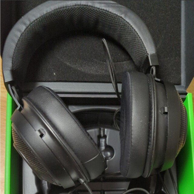 Razer(レイザー)の難あり Razer Kraken Black【出品個体B：片耳曲がり版】 スマホ/家電/カメラのオーディオ機器(ヘッドフォン/イヤフォン)の商品写真